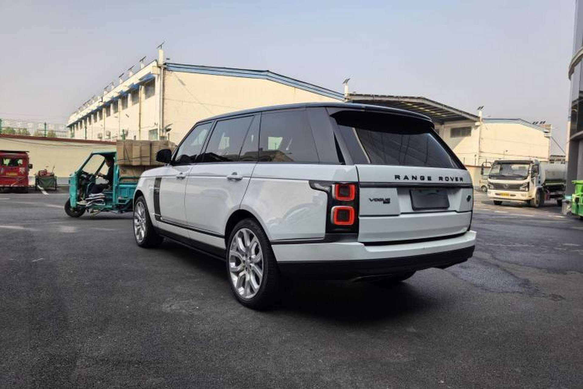 Used Land Rover Range 2022 3.0 L6 400 PS Classic Extended Version Exterior 3