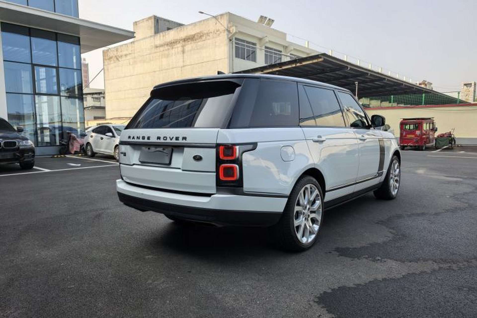 Used Land Rover Range 2022 3.0 L6 400 PS Classic Extended Version Exterior 5