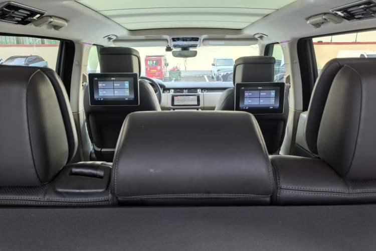 Used Land Rover Range 2022 3.0 L6 400 PS Classic Extended Version Exterior 6