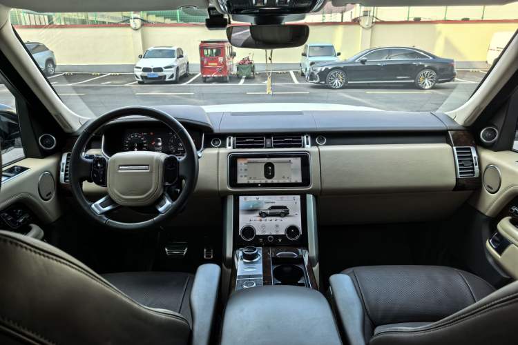Used Land Rover Range 2022 3.0 L6 400 PS Classic Extended Version Interior 1