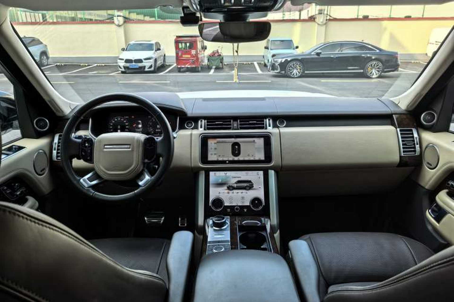 Used Land Rover Range 2022 3.0 L6 400 PS Classic Extended Version Interior 1