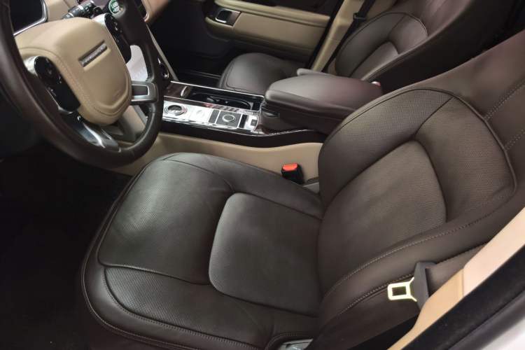 Used Land Rover Range 2022 3.0 L6 400 PS Classic Extended Version Interior 3