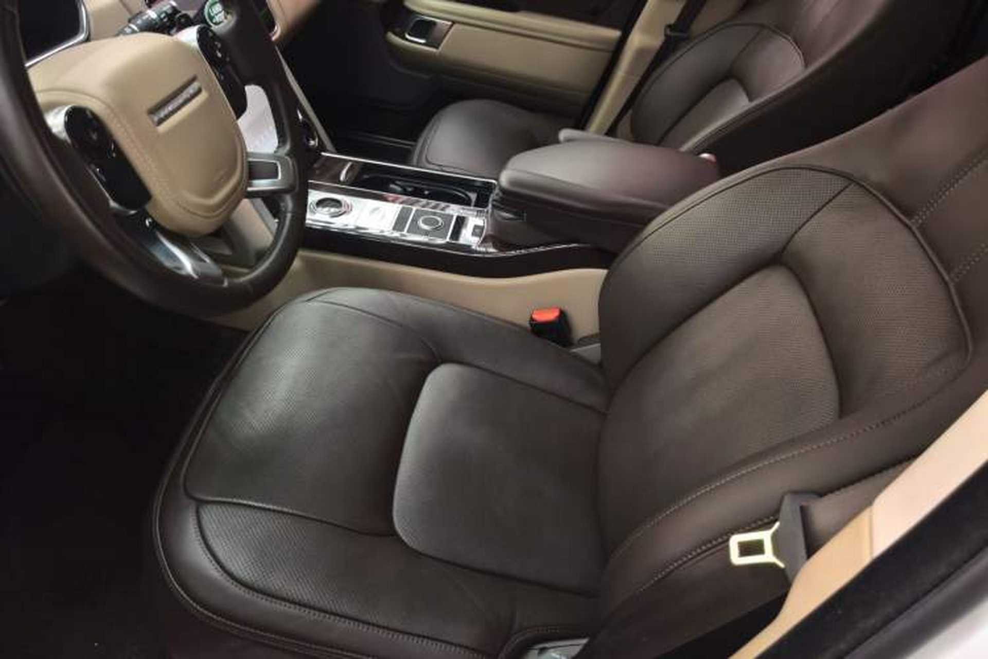 Used Land Rover Range 2022 3.0 L6 400 PS Classic Extended Version Interior 3