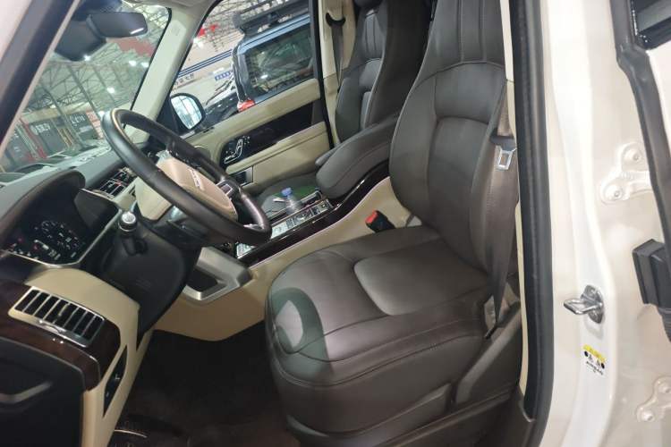 Used Land Rover Range 2022 3.0 L6 400 PS Classic Extended Version Left Front Seat