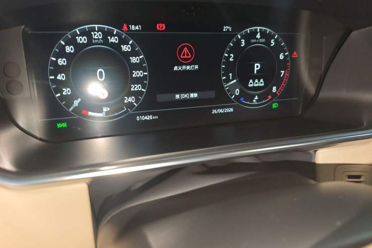 Used Land Rover Range 2022 3.0 L6 400 PS Classic Extended Version Odometer Close Up