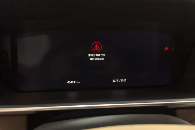 Used Land Rover Range 2022 3.0 L6 400 PS Classic Extended Version Odometer Close Up