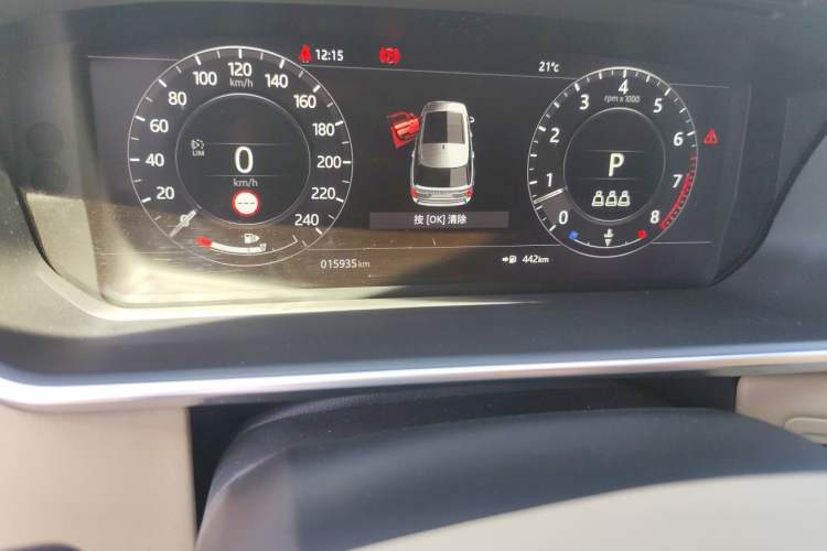 Used Land Rover Range 2022 3.0 L6 400 PS Classic Extended Version Odometer Close Up