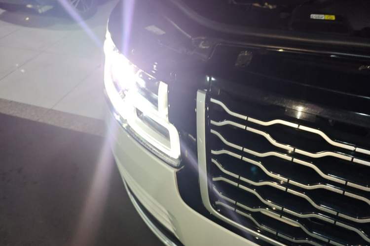 Used Land Rover Range 2022 3.0 L6 400 PS Classic Extended Version Right Front Headlight