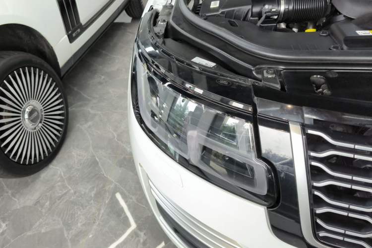 Used Land Rover Range 2022 3.0 L6 400 PS Prestige Extended Version Right Front Headlight