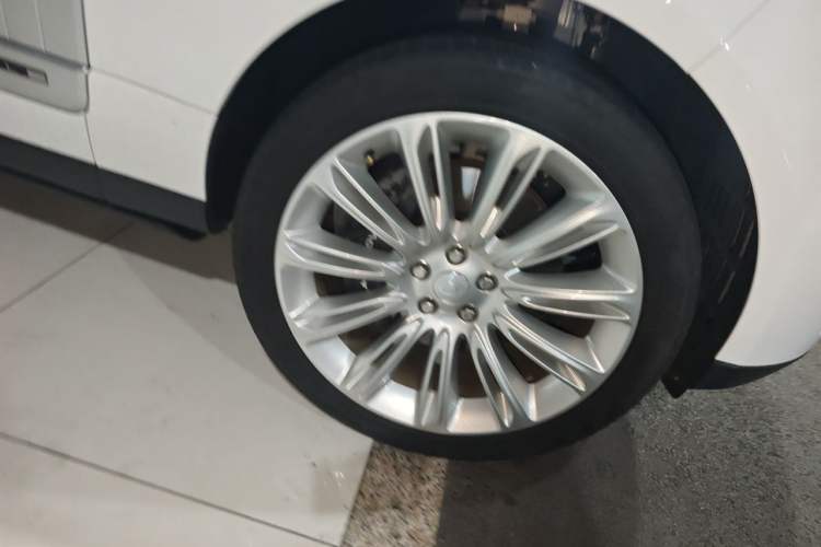 Used Land Rover Range 2022 3.0 L6 400 PS Classic Extended Version Right Front Wheel Hub