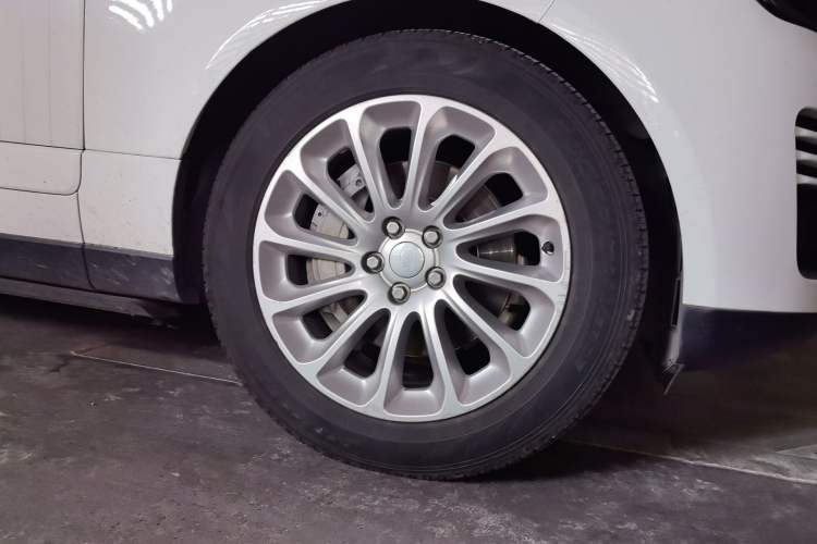 Used Land Rover Range 2022 3.0 L6 360 PS Legacy Edition Right Front Wheel Hub
