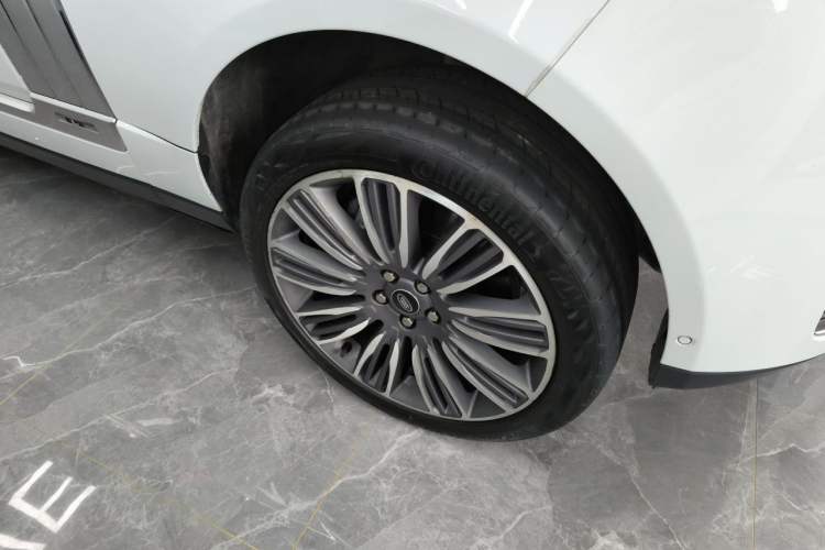 Used Land Rover Range 2022 3.0 L6 400 PS Prestige Extended Version Right Front Wheel Hub