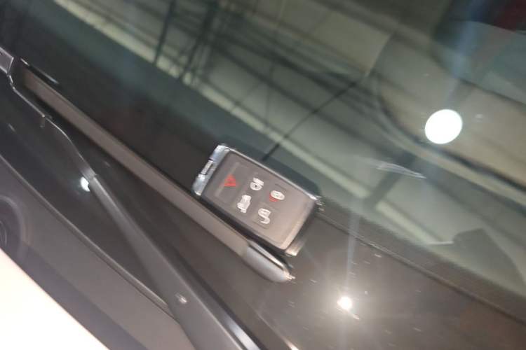 Used Land Rover Range 2022 3.0 L6 400 PS Classic Extended Version Vehicle Key