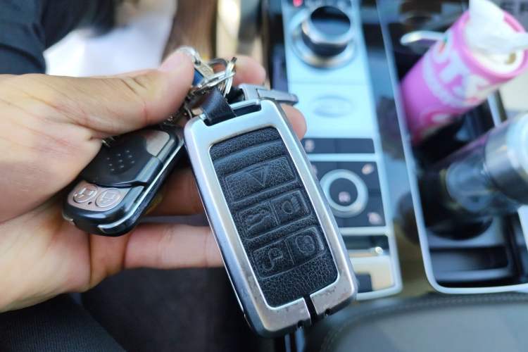 Used Land Rover Range 2022 3.0 L6 400 PS Classic Extended Version Vehicle Key