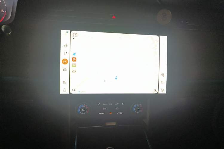 Used Land Rover Range 2023 3.0 L6 400 PS Flagship Extended Version Audio And AC Panel