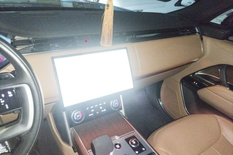 Used Land Rover Range 2023 3.0 L6 400 PS Prestige Seven-Seater Extended Version Audio And AC Panel