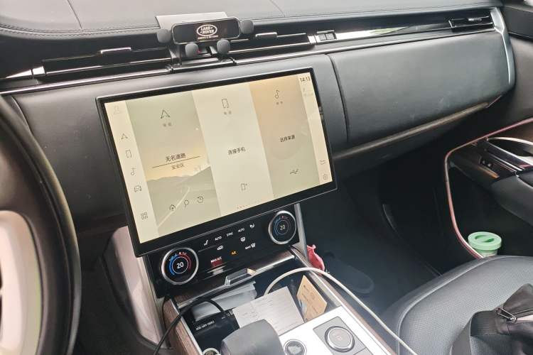 Used Land Rover Range 2023 3.0 L6 360 PS Grand Edition Audio And AC Panel