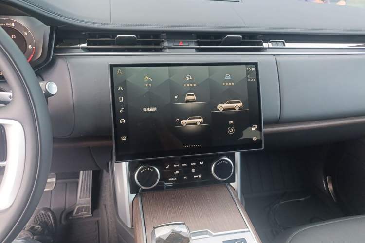 Used Land Rover Range 2023 3.0 L6 400 PS Prestige Seven-Seater Extended Version Audio And AC Panel