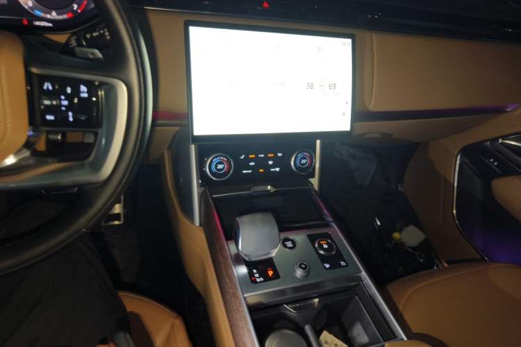 Used Land Rover Range 2023 3.0 L6 400 PS Prestige Seven-Seater Extended Version Audio And AC Panel