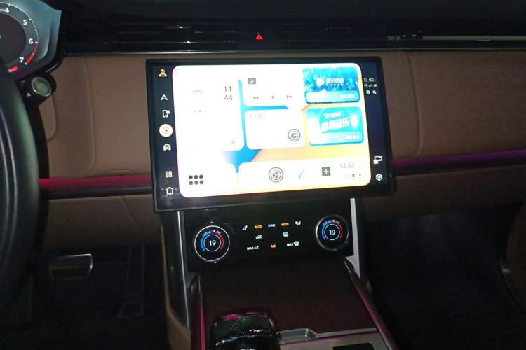 Used Land Rover Range 2023 3.0 L6 400 PS Prestige Seven-Seater Extended Version Audio And AC Panel