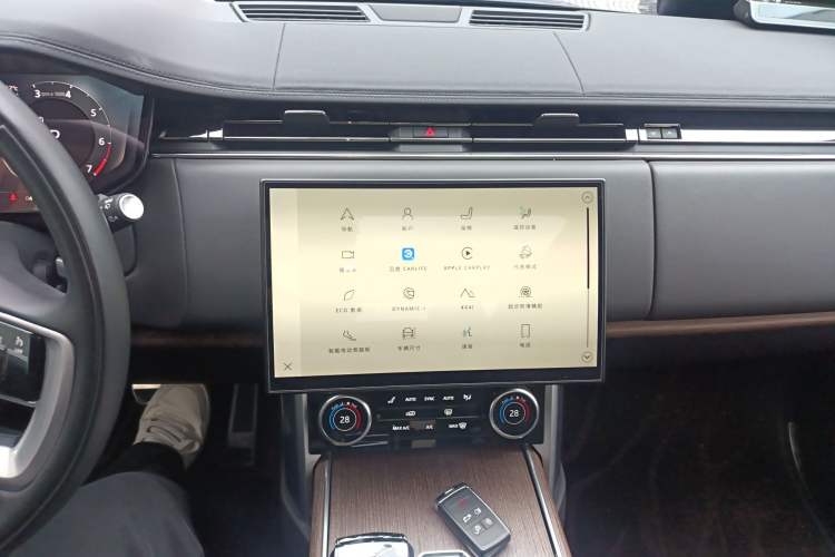Used Land Rover Range 2023 3.0 L6 400 PS Extended Long-Wheelbase Version Audio And AC Panel