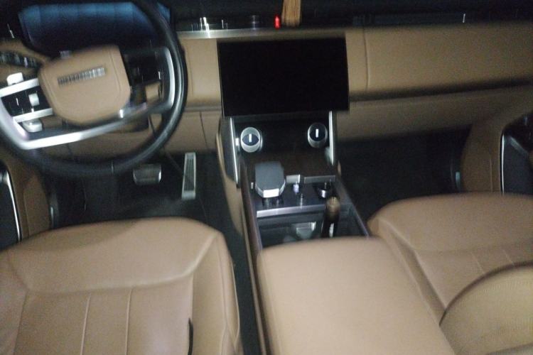 Used Land Rover Range 2023 3.0 L6 400 PS Prestige Seven-Seater Extended Version Center Console