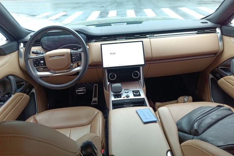 Used Land Rover Range 2023 3.0 L6 400 PS Prestige Seven-Seater Extended Version Center Console