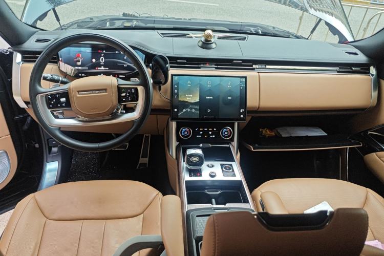 Used Land Rover Range 2023 3.0 L6 400 PS Prestige Seven-Seater Extended Version Center Console
