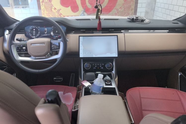 Used Land Rover Range 2023 3.0 L6 400 PS Prestige Seven-Seater Extended Version Center Console