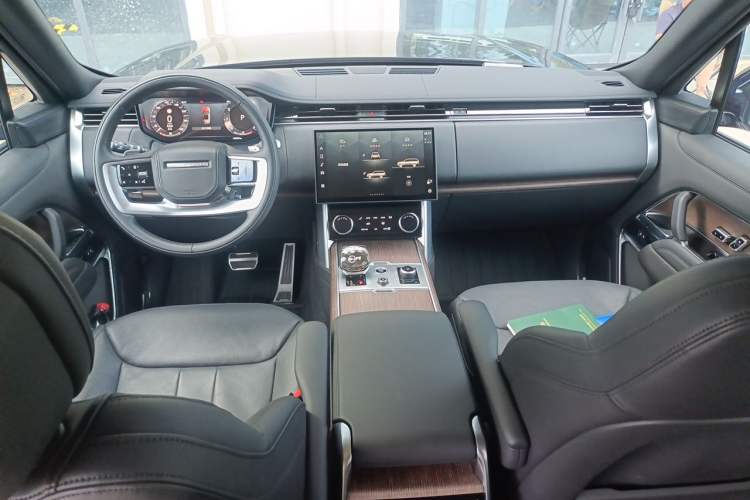 Used Land Rover Range 2023 3.0 L6 400 PS Prestige Seven-Seater Extended Version Center Console