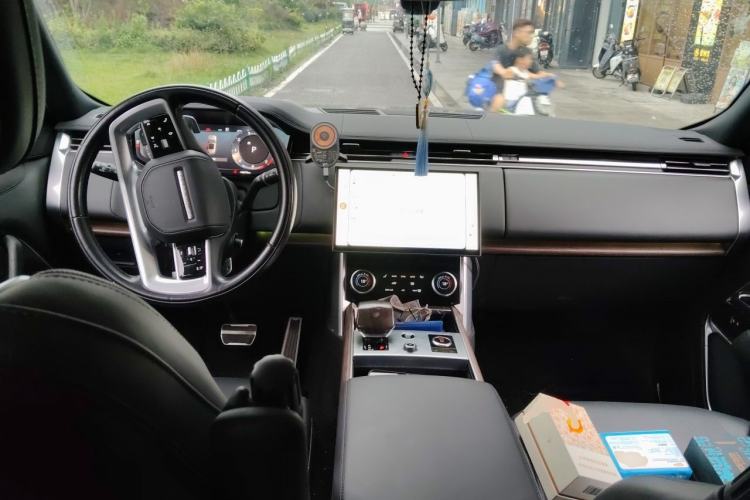 Used Land Rover Range 2023 Revised Version 3.0 L6 400 PS Extended Luxury Edition Center Console