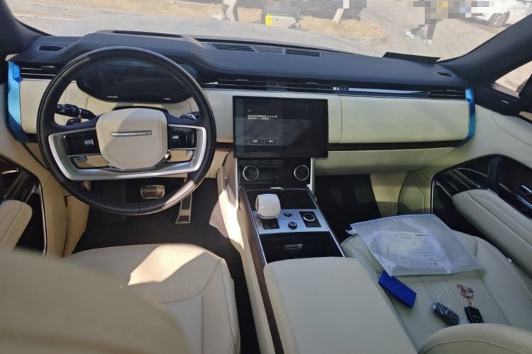 Used Land Rover Range 2023 Revised Version 3.0 L6 400 PS Extended Luxury Edition Center Console