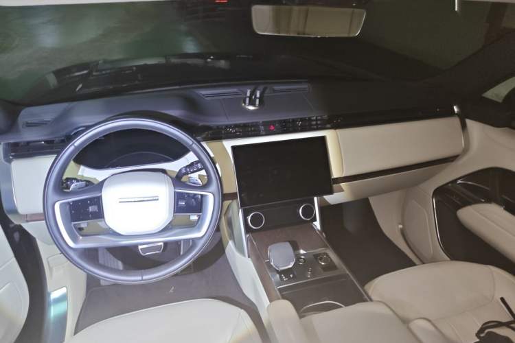 Used Land Rover Range 2023 3.0 L6 400 PS Prestige Seven-Seater Extended Version Center Console