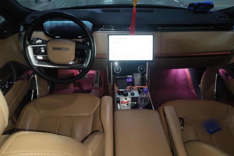 Used Land Rover Range 2023 3.0 L6 400 PS Prestige Seven-Seater Extended Version Center Console