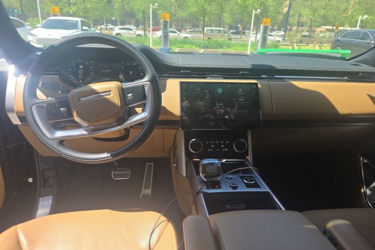 Used Land Rover Range 2023 3.0 L6 400 PS Prestige Seven-Seater Extended Version Center Console
