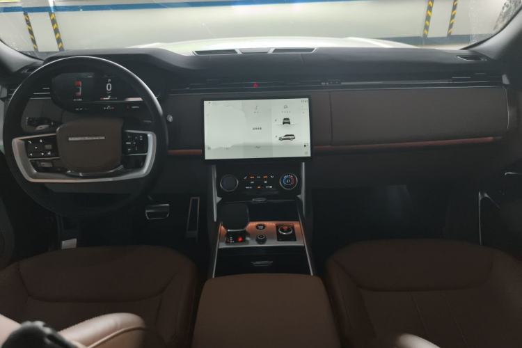 Used Land Rover Range 2023 3.0 L6 360 PS Grand Edition Center Console