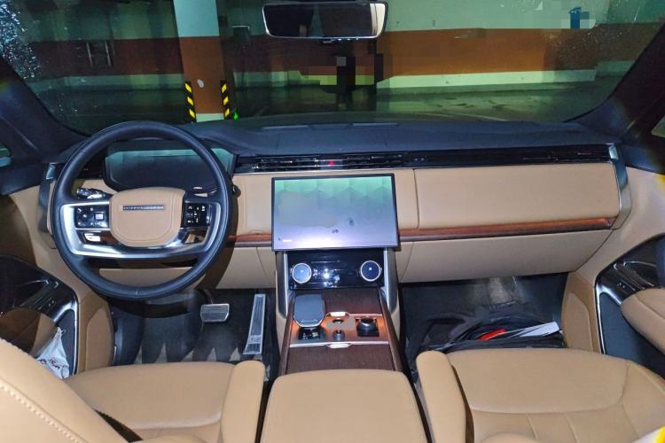 Used Land Rover Range 2023 3.0 L6 400 PS Prestige Seven-Seater Extended Version Center Console