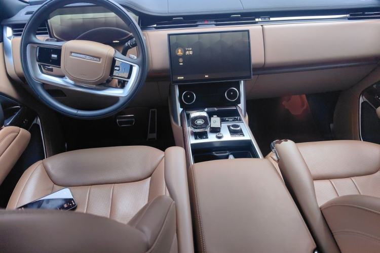 Used Land Rover Range 2023 3.0 L6 400 PS Prestige Seven-Seater Extended Version Center Console