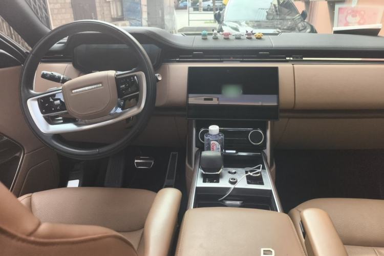 Used Land Rover Range 2023 3.0 L6 400 PS Prestige Seven-Seater Extended Version Center Console