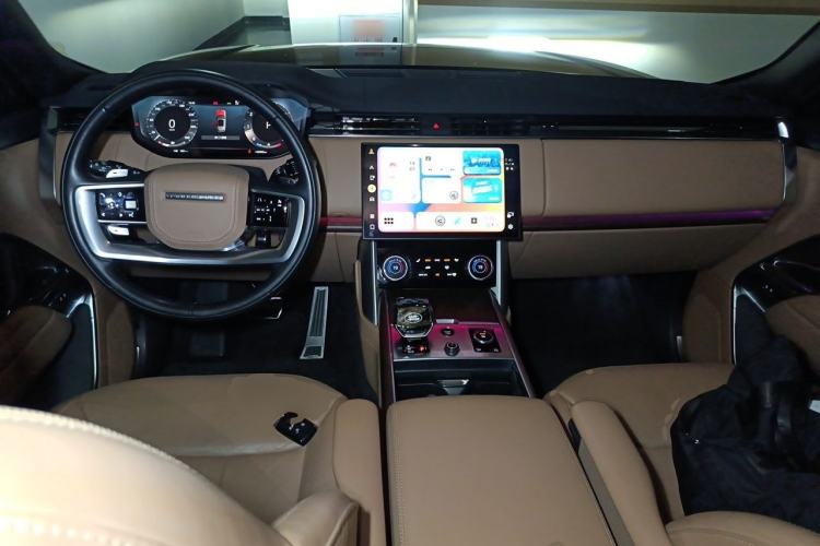 Used Land Rover Range 2023 3.0 L6 400 PS Prestige Seven-Seater Extended Version Center Console