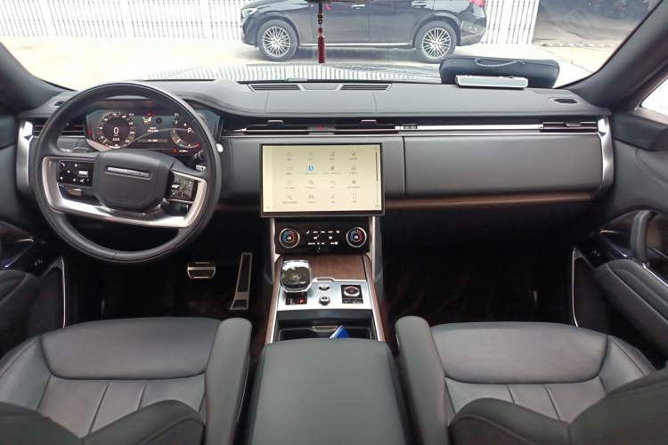 Used Land Rover Range 2023 3.0 L6 400 PS Extended Long-Wheelbase Version Center Console