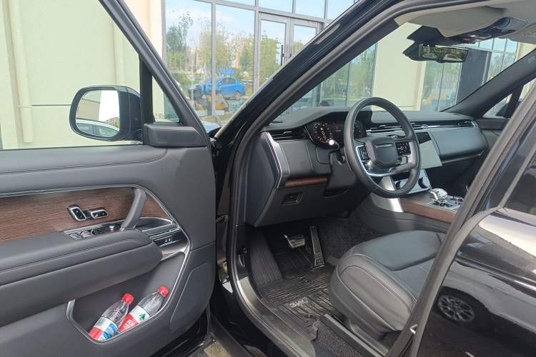 Used Land Rover Range 2023 3.0 L6 400 PS Prestige Seven-Seater Extended Version Driver Seat