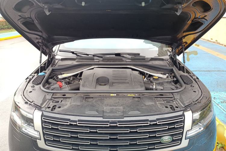 Used Land Rover Range 2023 3.0 L6 400 PS Prestige Seven-Seater Extended Version Engine Bay