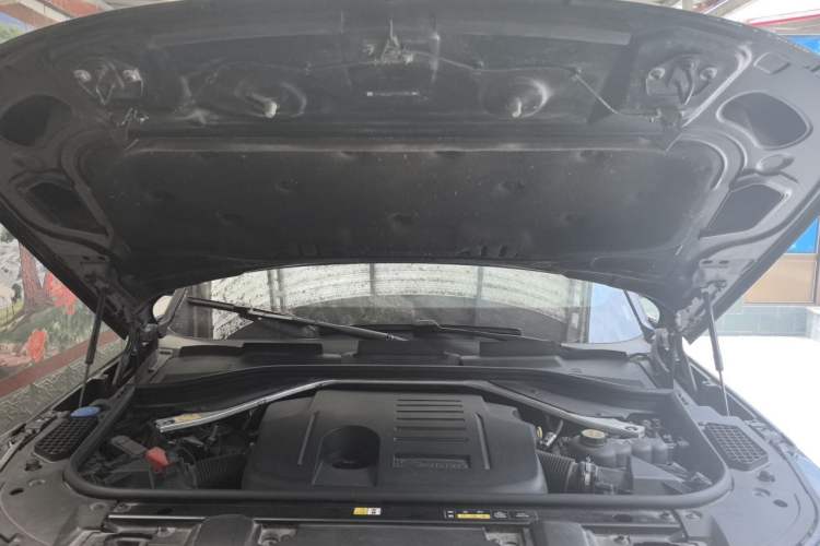 Used Land Rover Range 2023 3.0 L6 400 PS Prestige Seven-Seater Extended Version Engine Bay