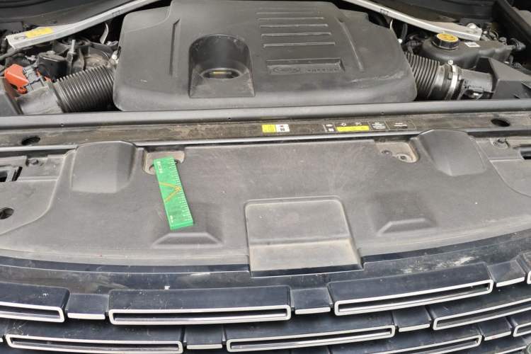 Used Land Rover Range 2023 3.0 L6 400 PS Extended Long-Wheelbase Version Engine Bay