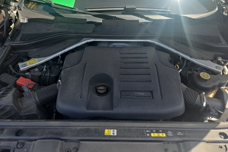 Used Land Rover Range 2023 3.0 L6 400 PS Prestige Seven-Seater Extended Version Engine Bay