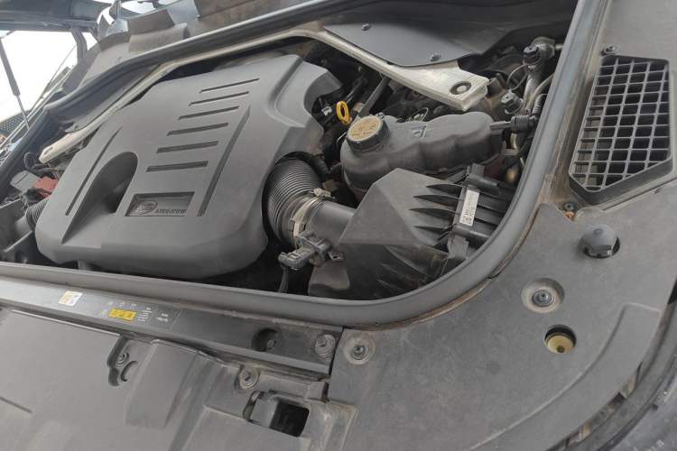 Used Land Rover Range 2023 3.0 L6 400 PS Prestige Seven-Seater Extended Version Engine Bay Left