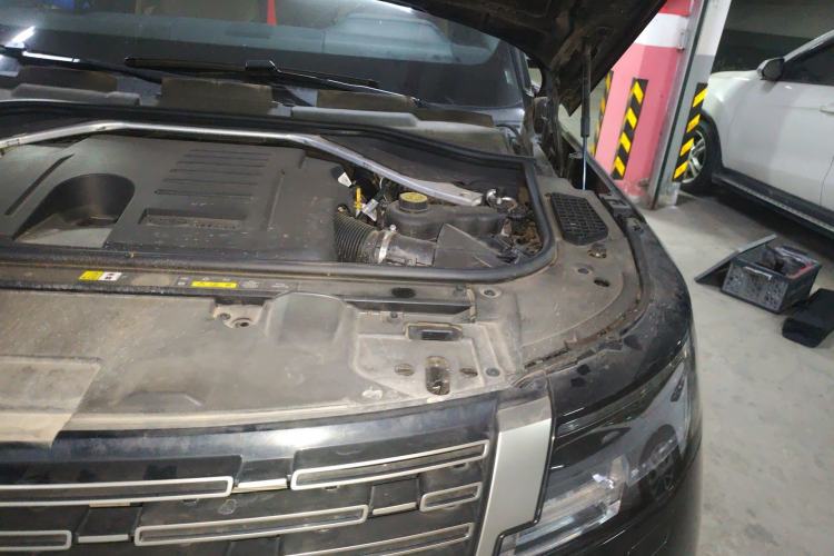Used Land Rover Range 2023 3.0 L6 400 PS Prestige Seven-Seater Extended Version Engine Bay Left