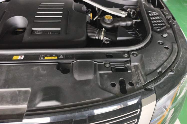 Used Land Rover Range 2023 3.0 L6 360 PS Grand Edition Engine Bay Left