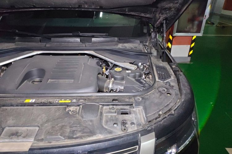 Used Land Rover Range 2023 3.0 L6 400 PS Prestige Seven-Seater Extended Version Engine Bay Left